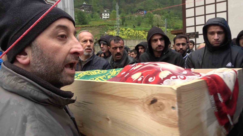 RİZE'NİN ÇAYELİ İLÇESİ SENOZ BÖLGESİ'NDE ÖNCEKİ GÜN DEREYE UÇAN ARAÇTA HAYATINI KAYBEDEN 5 KİŞİ SON YOLCULUKLARINA UĞURLANDI