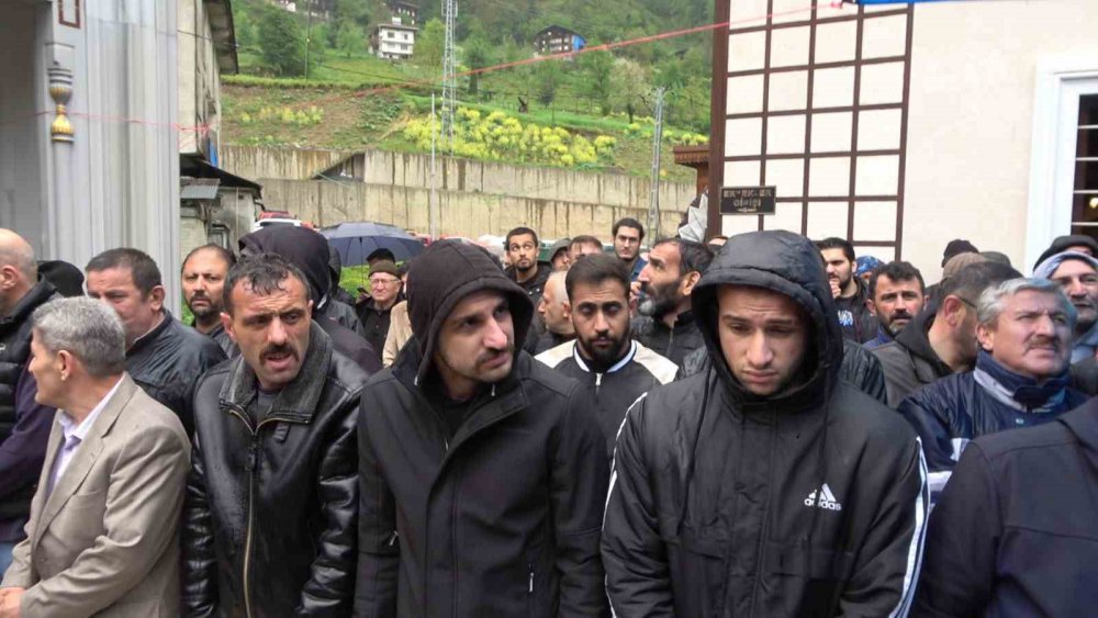 RİZE'NİN ÇAYELİ İLÇESİ SENOZ BÖLGESİ'NDE ÖNCEKİ GÜN DEREYE UÇAN ARAÇTA HAYATINI KAYBEDEN 5 KİŞİ SON YOLCULUKLARINA UĞURLANDI