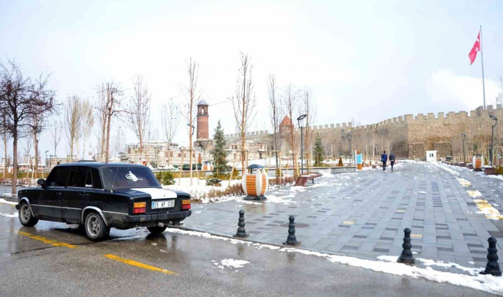 TÜİK'İN MART 2023 VERİLERİNE GÖRE ÜLKEMİZDE TRAFİĞE KAYITLI TOPLAM 26 MİLYON 937 BİN 791 ARAÇ BULUNUYOR. ERZURUM’DA TRAFİĞE KAYITLI 20 BİN 939 TRAKTÖR VAR