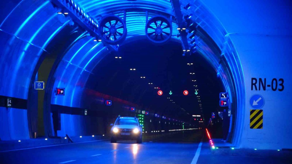 ADİL KARAİSMAİLOĞLU, ZİGANA TÜNELİ'Nİ SADECE TRABZON, GÜMÜŞHANE VE ERZURUM'U İLGİLENDİREN BİR PROJE OLARAK GÖRÜLMEMESİ GEREKTİĞİNİ , BU PROJE DÜNYAYI TÜRKİYE'YE BAĞLAYAN EN ÖNEMLİ AŞAMALARINDAN BİRİDİR" DEDİ