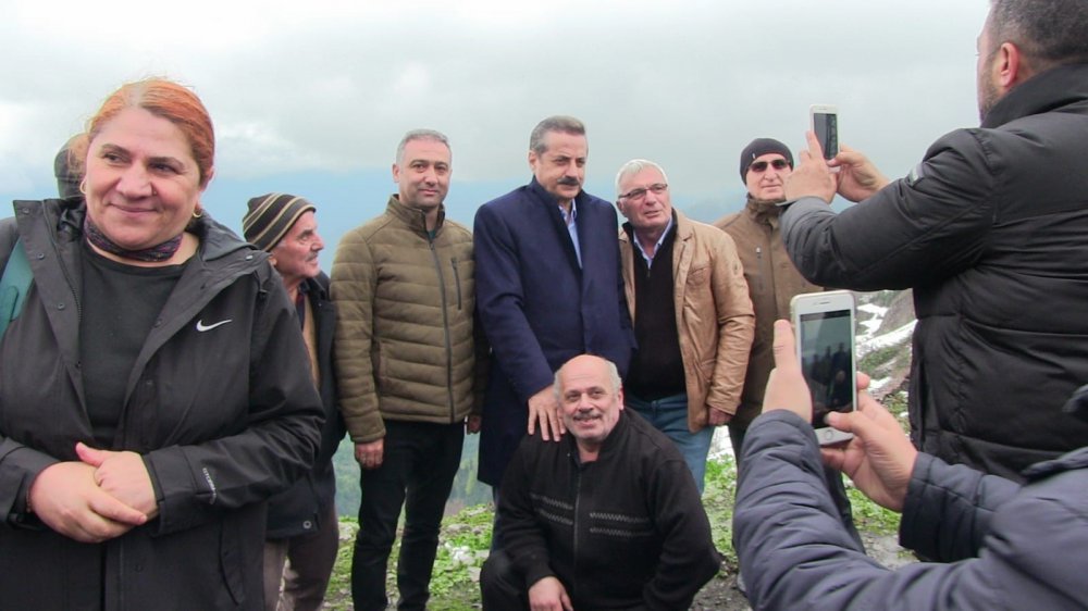 ARTVİN'İN BORÇKA İLÇESİNE BAĞLI CAMİLİ KÖYÜNÜ ZİYARET EDEN AK PARTİ ARTVİN MİLLETVEKİLİ ADAYI FARUK ÇELİK'E VATANDAŞLAR BİN 900 RAKIMLI ZİRVEYE TÜNEL TALEBİNDE BULUNDULAR