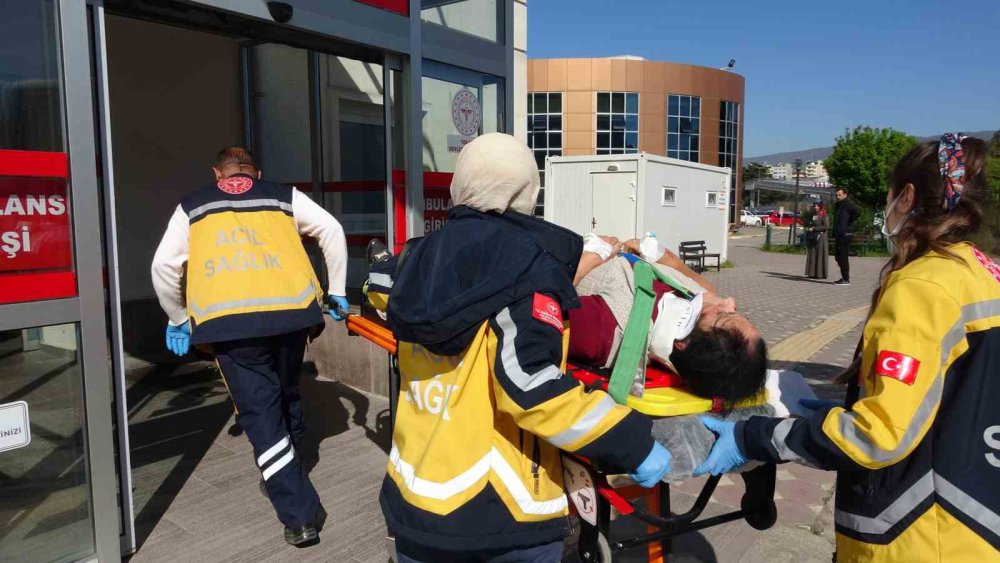 TOKAT'TA TIR İLE OTOMOBİLİN ÇARPIŞMASI SONUCU MEYDANA GELEN TRAFİK KAZASINDA 3 KİŞİ YARALANDI