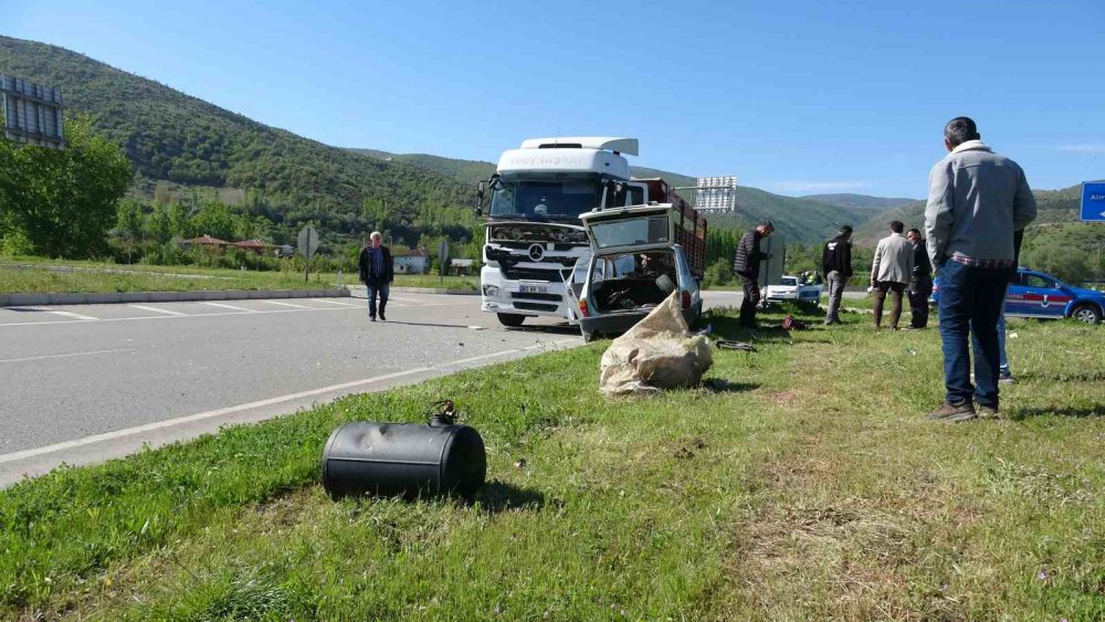 TOKAT'TA TIR İLE OTOMOBİLİN ÇARPIŞMASI SONUCU MEYDANA GELEN TRAFİK KAZASINDA 3 KİŞİ YARALANDI