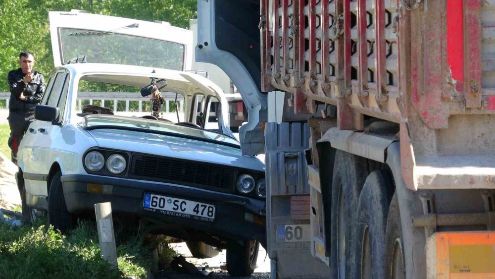 TOKAT'TA TIR İLE OTOMOBİLİN ÇARPIŞMASI SONUCU MEYDANA GELEN TRAFİK KAZASINDA 3 KİŞİ YARALANDI