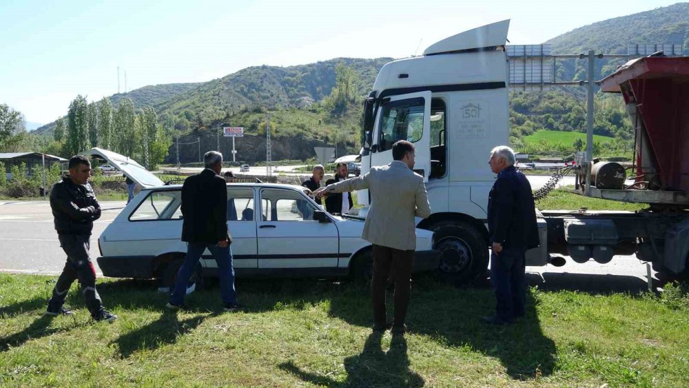 TOKAT'TA TIR İLE OTOMOBİLİN ÇARPIŞMASI SONUCU MEYDANA GELEN TRAFİK KAZASINDA 3 KİŞİ YARALANDI