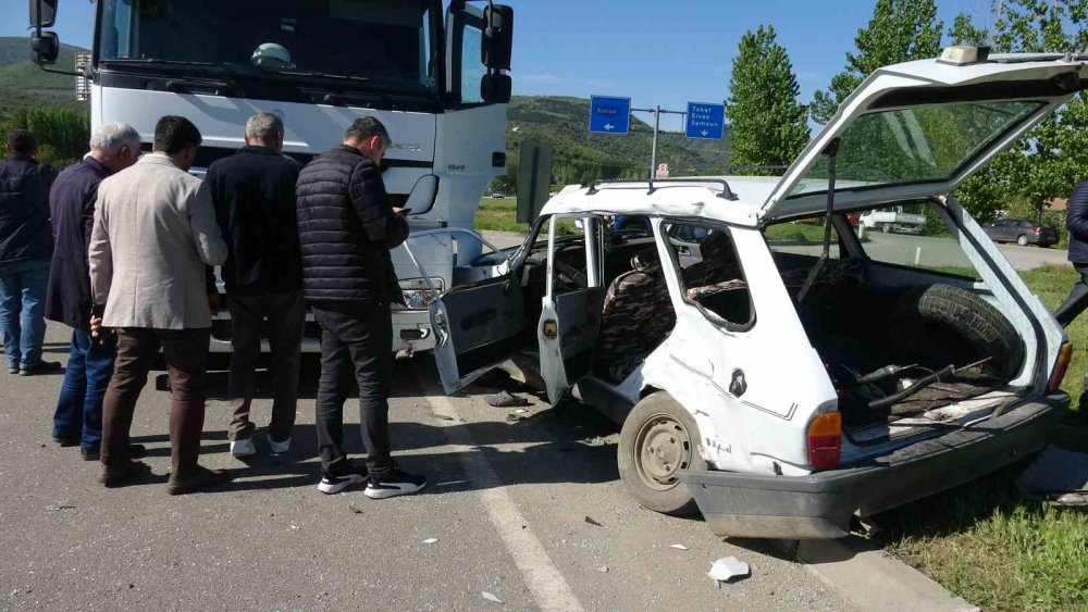 TOKAT'TA TIR İLE OTOMOBİLİN ÇARPIŞMASI SONUCU MEYDANA GELEN TRAFİK KAZASINDA 3 KİŞİ YARALANDI