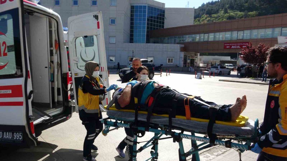 TOKAT'TA TIR İLE OTOMOBİLİN ÇARPIŞMASI SONUCU MEYDANA GELEN TRAFİK KAZASINDA 3 KİŞİ YARALANDI