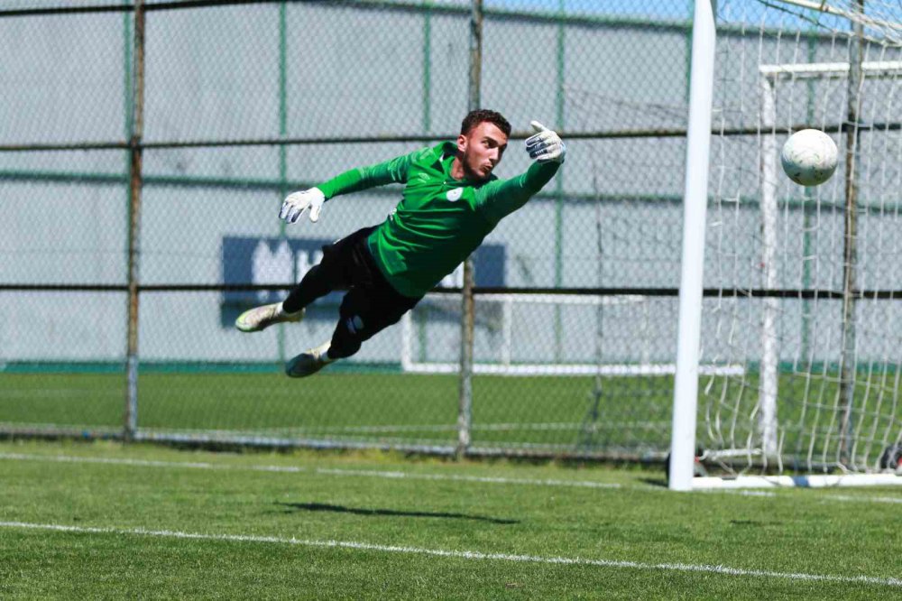 ÇAYKUR RİZESPOR'UN BAŞARILI FUTBOLCUSU OĞUZ CEYLAN, RİZE'NİN HAK ETTİĞİ YERİN SÜPER LİG OLDUĞUNU SÖYLEDİ