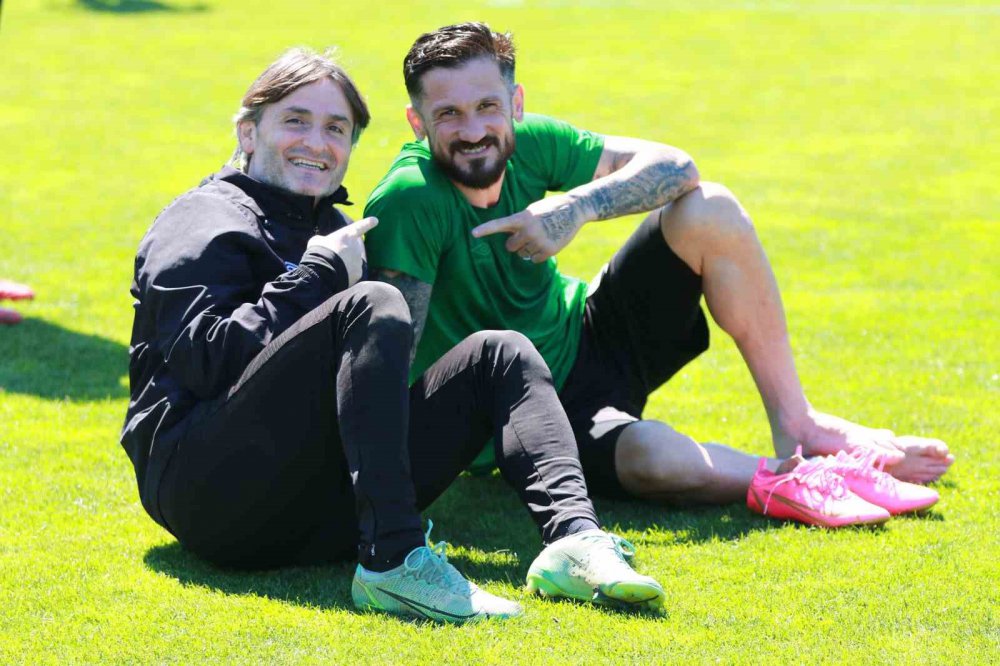 ÇAYKUR RİZESPOR'UN BAŞARILI FUTBOLCUSU OĞUZ CEYLAN, RİZE'NİN HAK ETTİĞİ YERİN SÜPER LİG OLDUĞUNU SÖYLEDİ