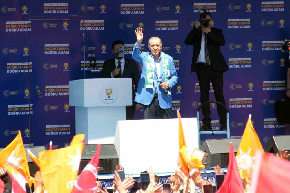 CUMHURBAŞKANI RECEP TAYYİP ERDOĞAN GİRESUN’DA . ÇARŞIDA PAZARDA YAŞANAN BÜTÜN PAHALILIKLARI AŞACAKLARINI BELİRTEREK "GÖRÜYORSUNUZ ENFLASYON HER AY BİRAZ DAHA DÜŞÜYOR