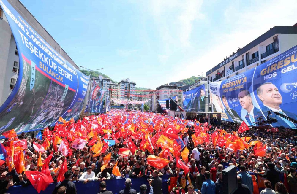 ERDOĞAN GİRESUN’DA KALABALIK BİR HALKA SESLENDİ. DAVALARININ ÜLKEMİZİN KAZANIMLARINI DAHA DA İLERİYE TAŞIMAK, EVLATLARIMIZA AYDINLIK BİR GELECEK MİRAS BIRAKMA DAVASI OLDUĞUNU BELİRTTİ