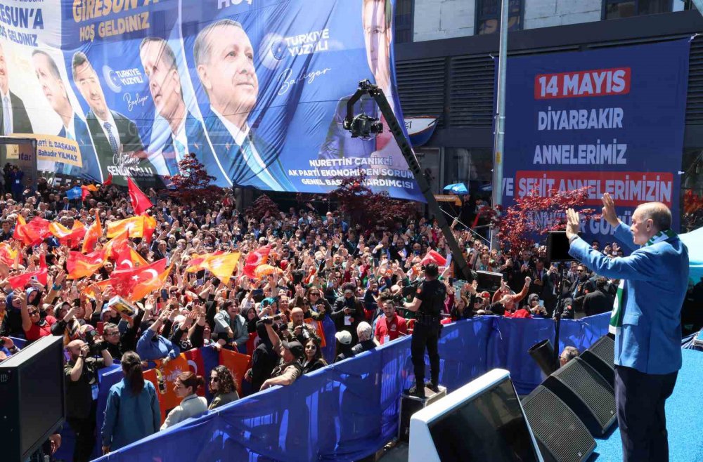 ERDOĞAN GİRESUN’DA KALABALIK BİR HALKA SESLENDİ. DAVALARININ ÜLKEMİZİN KAZANIMLARINI DAHA DA İLERİYE TAŞIMAK, EVLATLARIMIZA AYDINLIK BİR GELECEK MİRAS BIRAKMA DAVASI OLDUĞUNU BELİRTTİ