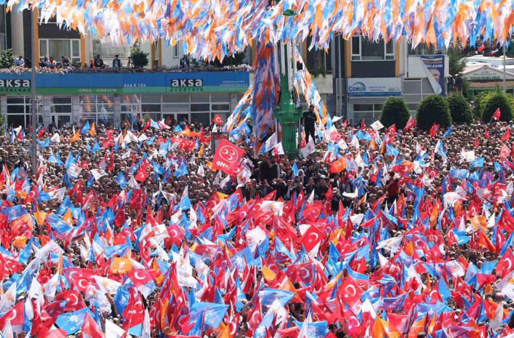 ERDOĞAN GİRESUN’DA KALABALIK BİR HALKA SESLENDİ. DAVALARININ ÜLKEMİZİN KAZANIMLARINI DAHA DA İLERİYE TAŞIMAK, EVLATLARIMIZA AYDINLIK BİR GELECEK MİRAS BIRAKMA DAVASI OLDUĞUNU BELİRTTİ
