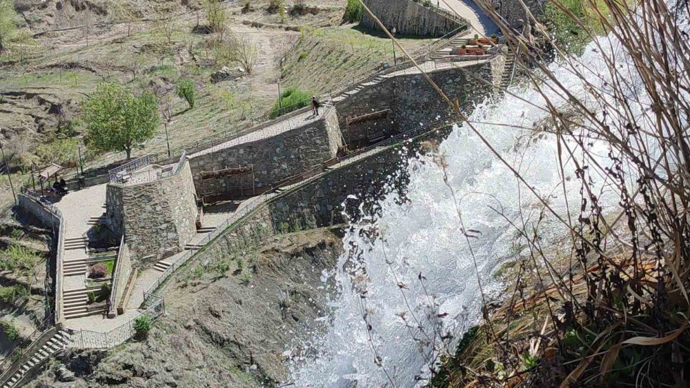 TURİZM SEZONUNU AÇAN TORTUM ŞELALESİ ZİYARETÇİ AKININA UĞRADI. BAHARIN GELMESİYLE ŞELALE COŞTU