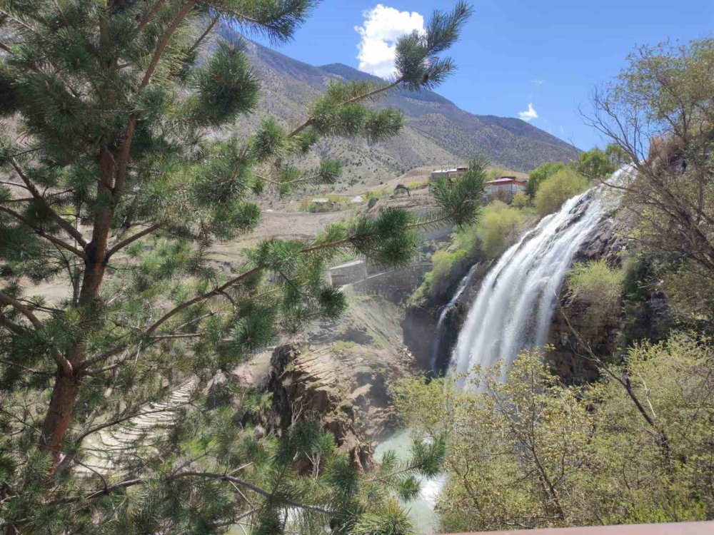 TURİZM SEZONUNU AÇAN TORTUM ŞELALESİ ZİYARETÇİ AKININA UĞRADI. BAHARIN GELMESİYLE ŞELALE COŞTU