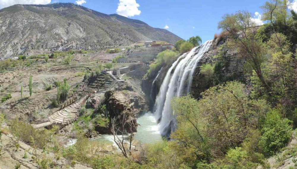 TURİZM SEZONUNU AÇAN TORTUM ŞELALESİ ZİYARETÇİ AKININA UĞRADI. BAHARIN GELMESİYLE ŞELALE COŞTU