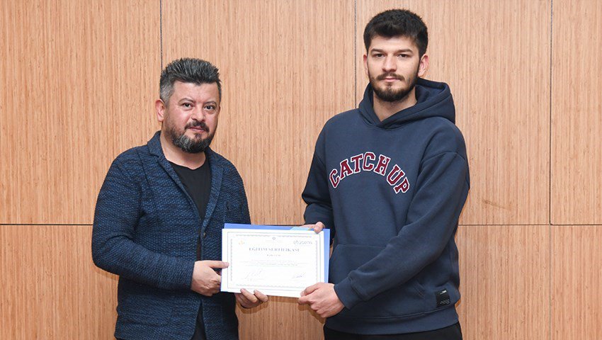 ERZURUM TEKNİK ÜNİVERSİTESİ (ETÜ) İLE DOĞU AKADEMİ ÖZEL EĞİTİM VE REHABİLİTASYON MERKEZİ ARASINDA İMZALAN İŞ BİRLİĞİ PROTOKOLÜ KAPSAMINDA EĞİTİM ALAN SPOR BİLİMLERİ FAKÜLTESİ ÖĞRENCİLERİ İÇİN SERTİFİKA TÖRENİ DÜZENLENDİ