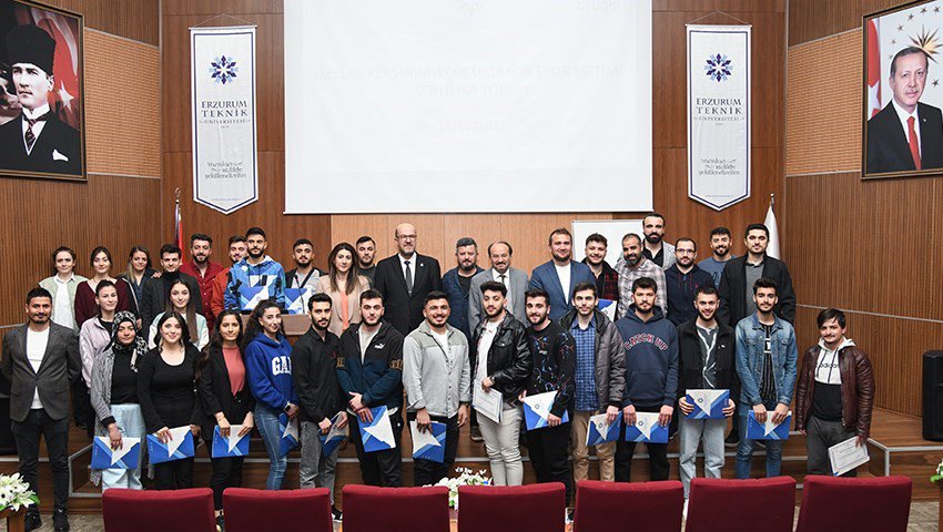 ERZURUM TEKNİK ÜNİVERSİTESİ (ETÜ) İLE DOĞU AKADEMİ ÖZEL EĞİTİM VE REHABİLİTASYON MERKEZİ ARASINDA İMZALAN İŞ BİRLİĞİ PROTOKOLÜ KAPSAMINDA EĞİTİM ALAN SPOR BİLİMLERİ FAKÜLTESİ ÖĞRENCİLERİ İÇİN SERTİFİKA TÖRENİ DÜZENLENDİ