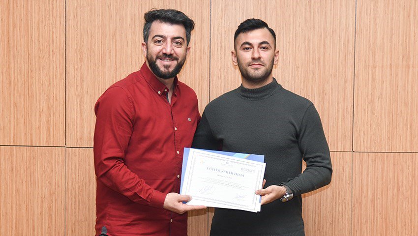 ERZURUM TEKNİK ÜNİVERSİTESİ (ETÜ) İLE DOĞU AKADEMİ ÖZEL EĞİTİM VE REHABİLİTASYON MERKEZİ ARASINDA İMZALAN İŞ BİRLİĞİ PROTOKOLÜ KAPSAMINDA EĞİTİM ALAN SPOR BİLİMLERİ FAKÜLTESİ ÖĞRENCİLERİ İÇİN SERTİFİKA TÖRENİ DÜZENLENDİ
