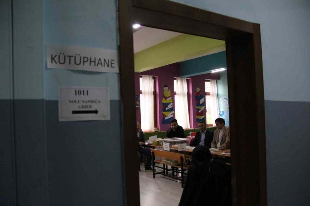 CUMHURBAŞKANI ERDOĞAN’IN BABA OCAĞI GÜNEYSU İLÇESİNDE HEMŞEHRİLERİ OYLARINI KULLANIYOR