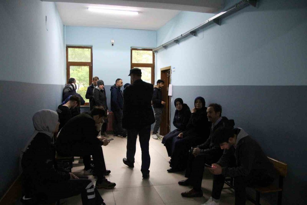 CUMHURBAŞKANI ERDOĞAN’IN BABA OCAĞI GÜNEYSU İLÇESİNDE HEMŞEHRİLERİ OYLARINI KULLANIYOR