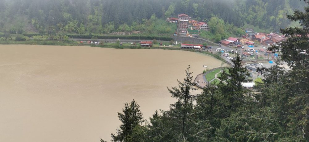TRANZON'UN ÇAYKARA İLÇESİNDEKİ DÜNYACA ÜNLÜ UZUNGÖL ETKİLİ OLAN YAĞIŞLAR SONRASI ÇAMURGÖL OLDU