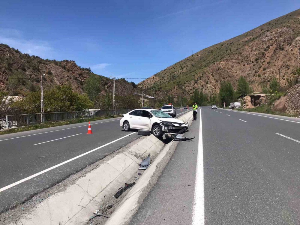 GÜMÜŞHANE'DE SÜRÜCÜSÜNÜN DİREKSİYON HÂKİMİYETİNİ KAYBEDEN SÜRÜCÜ OTOMOBİLİYLE ORTA REFÜJE DÜŞTÜ: 1 KİŞİ YARALANDI