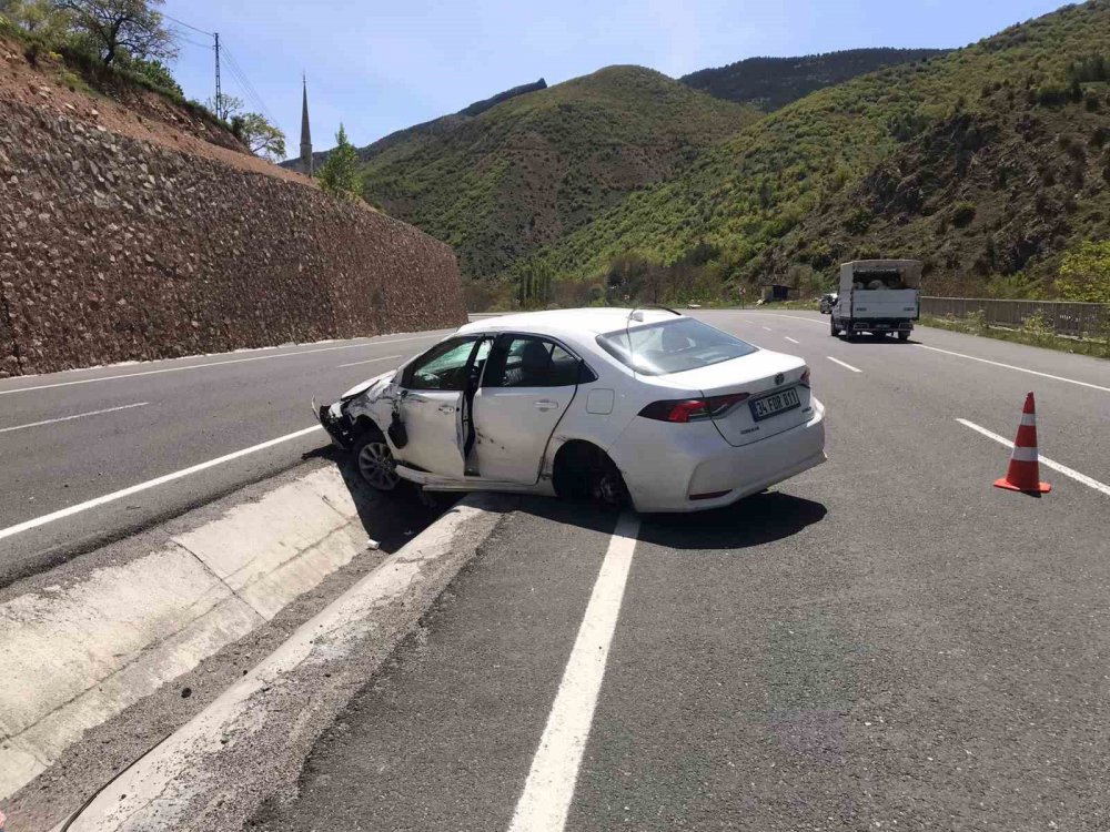 GÜMÜŞHANE'DE SÜRÜCÜSÜNÜN DİREKSİYON HÂKİMİYETİNİ KAYBEDEN SÜRÜCÜ OTOMOBİLİYLE ORTA REFÜJE DÜŞTÜ: 1 KİŞİ YARALANDI