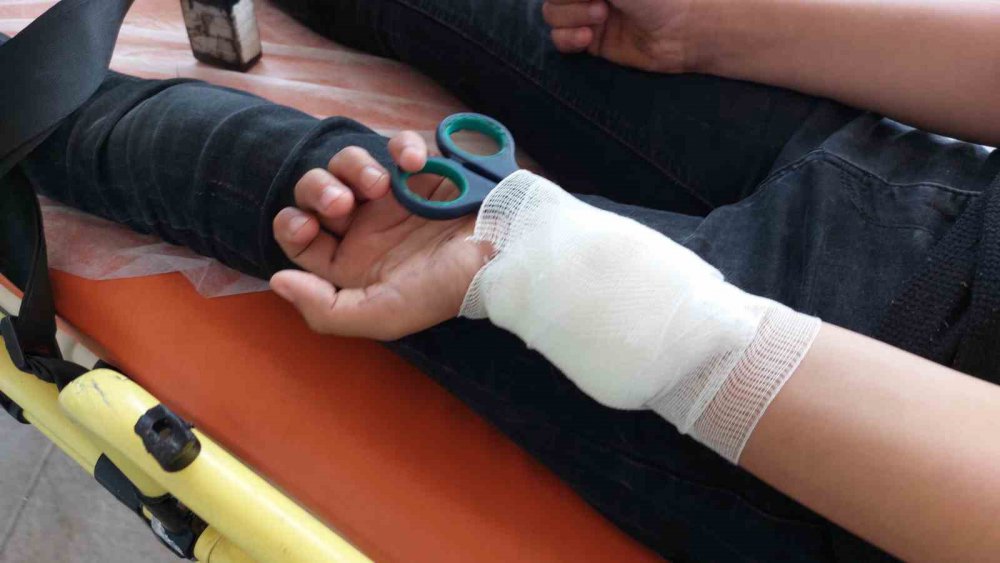 SAMSUN’DA 14 YAŞINDAKİ ÇOCUK BİLEĞİNE SAPLANAN MAKASLA HASTANEYE KALDIRILDI