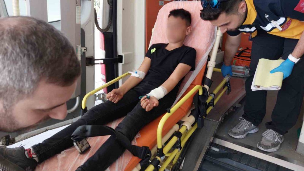 SAMSUN’DA 14 YAŞINDAKİ ÇOCUK BİLEĞİNE SAPLANAN MAKASLA HASTANEYE KALDIRILDI