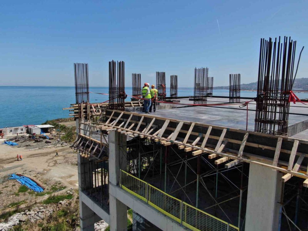 TRABZON'DA ŞENOL GÜNEŞ SPOR KOMPLEKSİ'NİN YANINDAKİ DOLGU ALANINDA YAPIMI SÜREN 900 YATAKLI ŞEHİR HASTANESİ'NİN YAPIM ÇALIŞMALARI SÜRÜYOR