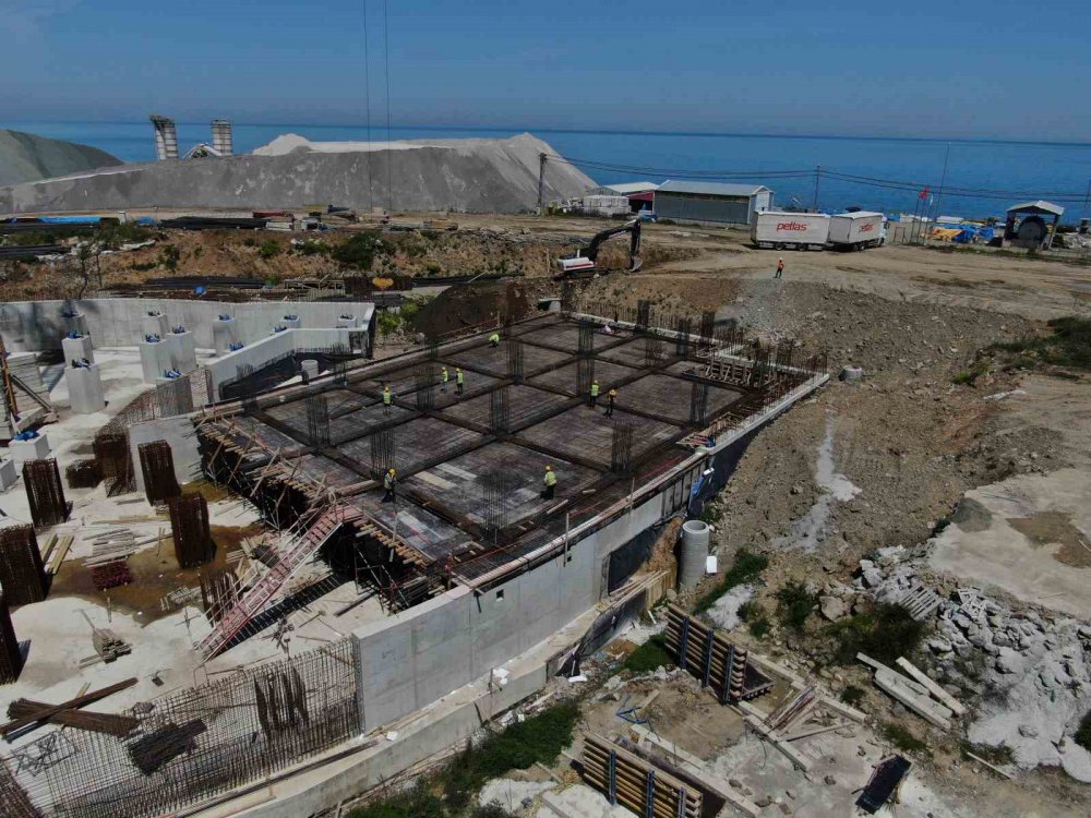 TRABZON'DA ŞENOL GÜNEŞ SPOR KOMPLEKSİ'NİN YANINDAKİ DOLGU ALANINDA YAPIMI SÜREN 900 YATAKLI ŞEHİR HASTANESİ'NİN YAPIM ÇALIŞMALARI SÜRÜYOR