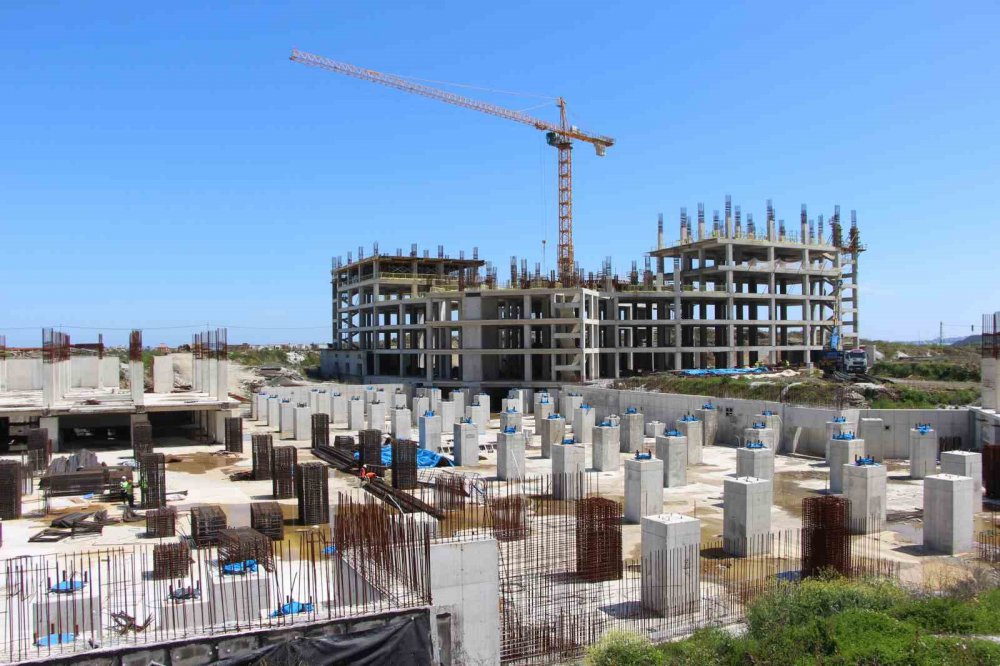TRABZON'DA ŞENOL GÜNEŞ SPOR KOMPLEKSİ'NİN YANINDAKİ DOLGU ALANINDA YAPIMI SÜREN 900 YATAKLI ŞEHİR HASTANESİ'NİN YAPIM ÇALIŞMALARI SÜRÜYOR