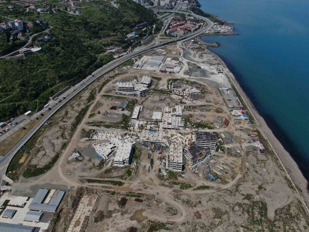 TRABZON'DA ŞENOL GÜNEŞ SPOR KOMPLEKSİ'NİN YANINDAKİ DOLGU ALANINDA YAPIMI SÜREN 900 YATAKLI ŞEHİR HASTANESİ'NİN YAPIM ÇALIŞMALARI SÜRÜYOR