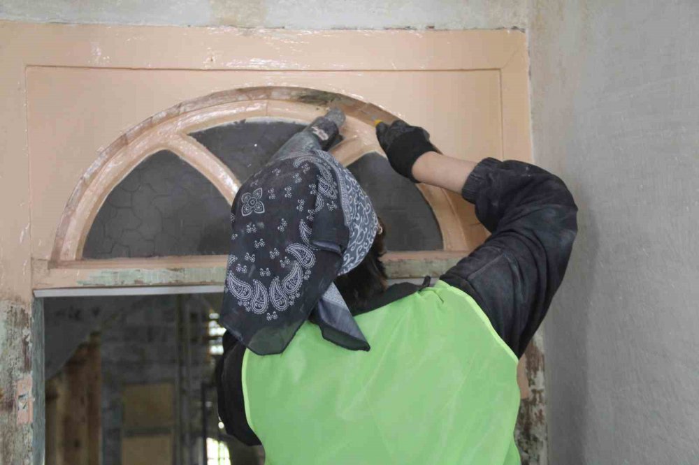 ÇORUM'DA SELÇUKLU SULTANI 3. ALAEDDİN KEYKUBAT ZAMANINDA YAPILAN ULU CAMİ'DE OSMANLI KÜLTÜRÜNÜ YANSITAN VE YILLAR ÖNCE SIVAYLA KAPATILDIĞI ANLAŞILAN MOTİFLER VE KALEM İŞİ BEZEMELER GÜN YÜZÜNE ÇIKARILDI