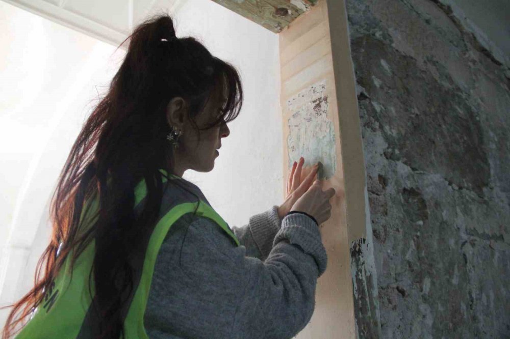 ÇORUM'DA SELÇUKLU SULTANI 3. ALAEDDİN KEYKUBAT ZAMANINDA YAPILAN ULU CAMİ'DE OSMANLI KÜLTÜRÜNÜ YANSITAN VE YILLAR ÖNCE SIVAYLA KAPATILDIĞI ANLAŞILAN MOTİFLER VE KALEM İŞİ BEZEMELER GÜN YÜZÜNE ÇIKARILDI