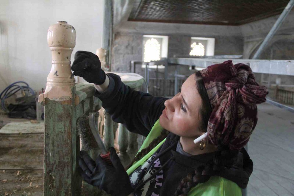 ÇORUM'DA SELÇUKLU SULTANI 3. ALAEDDİN KEYKUBAT ZAMANINDA YAPILAN ULU CAMİ'DE OSMANLI KÜLTÜRÜNÜ YANSITAN VE YILLAR ÖNCE SIVAYLA KAPATILDIĞI ANLAŞILAN MOTİFLER VE KALEM İŞİ BEZEMELER GÜN YÜZÜNE ÇIKARILDI