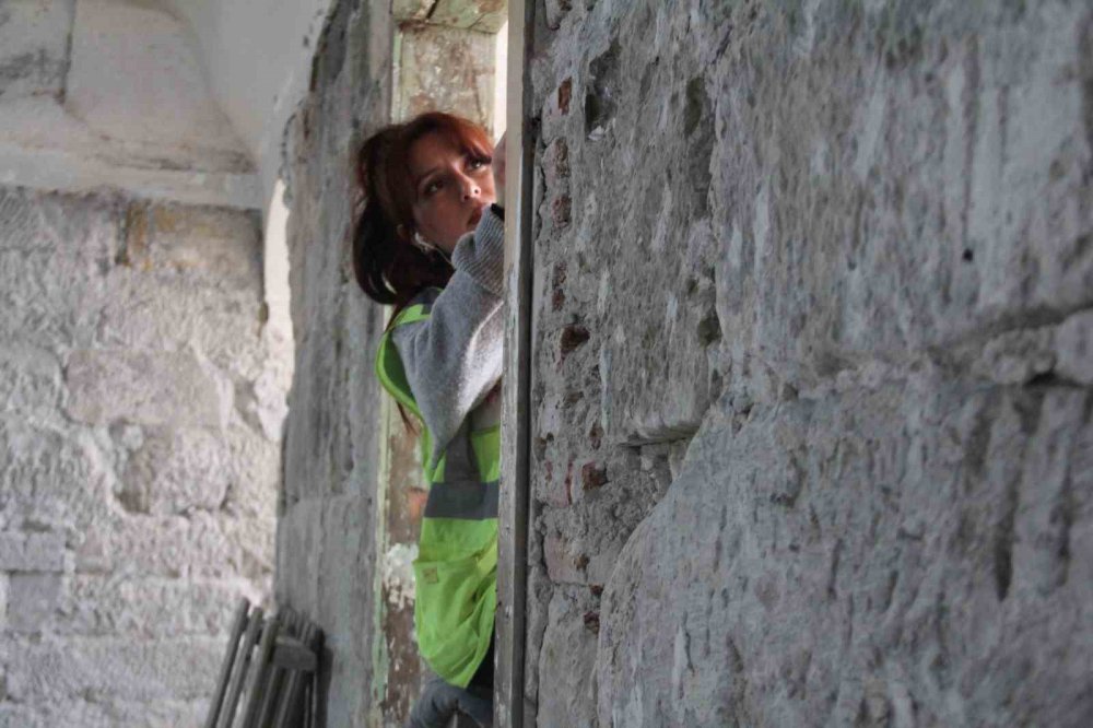 ÇORUM'DA SELÇUKLU SULTANI 3. ALAEDDİN KEYKUBAT ZAMANINDA YAPILAN ULU CAMİ'DE OSMANLI KÜLTÜRÜNÜ YANSITAN VE YILLAR ÖNCE SIVAYLA KAPATILDIĞI ANLAŞILAN MOTİFLER VE KALEM İŞİ BEZEMELER GÜN YÜZÜNE ÇIKARILDI