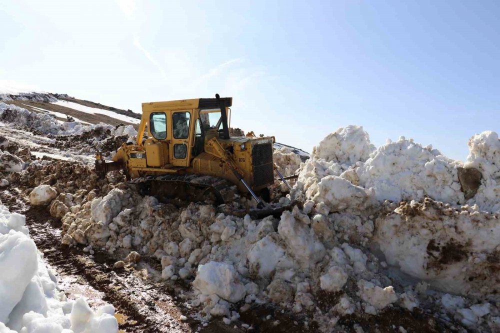 GÜMÜŞHANE'DE MAYIS AYININ İKİNCİ YARISINDA YÜKSEK KESİMLERDE YÜKSEKLİĞİ YER YER 4 METREYİ BULAN KARLI KAPLI YAYLA YOLLARINDA ÇALIŞMALAR DEVAM EDİYOR