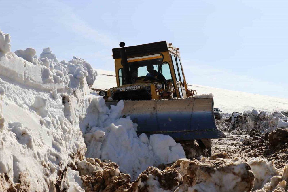 GÜMÜŞHANE'DE MAYIS AYININ İKİNCİ YARISINDA YÜKSEK KESİMLERDE YÜKSEKLİĞİ YER YER 4 METREYİ BULAN KARLI KAPLI YAYLA YOLLARINDA ÇALIŞMALAR DEVAM EDİYOR