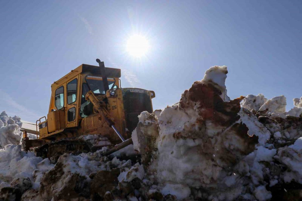 GÜMÜŞHANE'DE MAYIS AYININ İKİNCİ YARISINDA YÜKSEK KESİMLERDE YÜKSEKLİĞİ YER YER 4 METREYİ BULAN KARLI KAPLI YAYLA YOLLARINDA ÇALIŞMALAR DEVAM EDİYOR