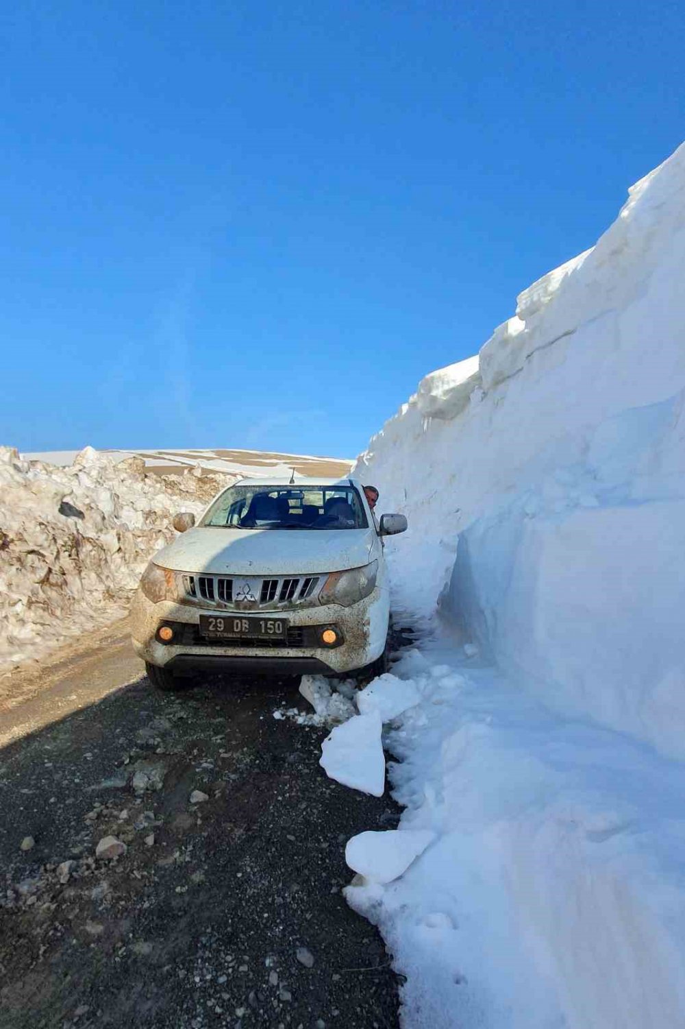 GÜMÜŞHANE'DE MAYIS AYININ İKİNCİ YARISINDA YÜKSEK KESİMLERDE YÜKSEKLİĞİ YER YER 4 METREYİ BULAN KARLI KAPLI YAYLA YOLLARINDA ÇALIŞMALAR DEVAM EDİYOR