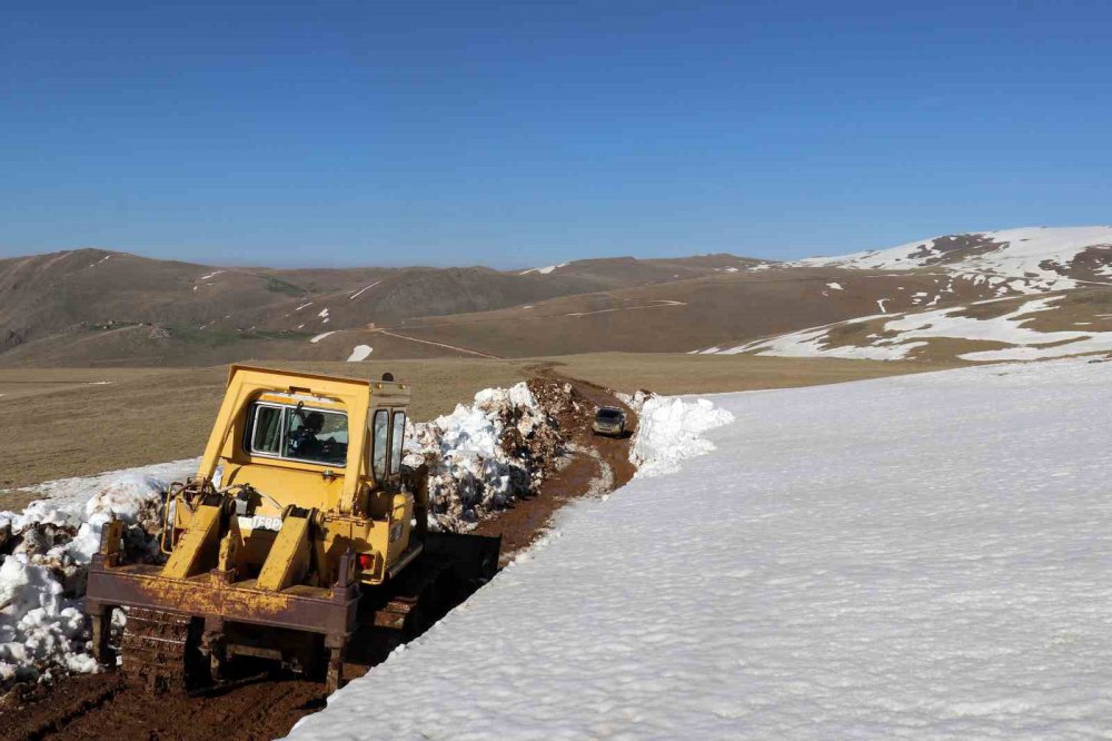 GÜMÜŞHANE'DE MAYIS AYININ İKİNCİ YARISINDA YÜKSEK KESİMLERDE YÜKSEKLİĞİ YER YER 4 METREYİ BULAN KARLI KAPLI YAYLA YOLLARINDA ÇALIŞMALAR DEVAM EDİYOR