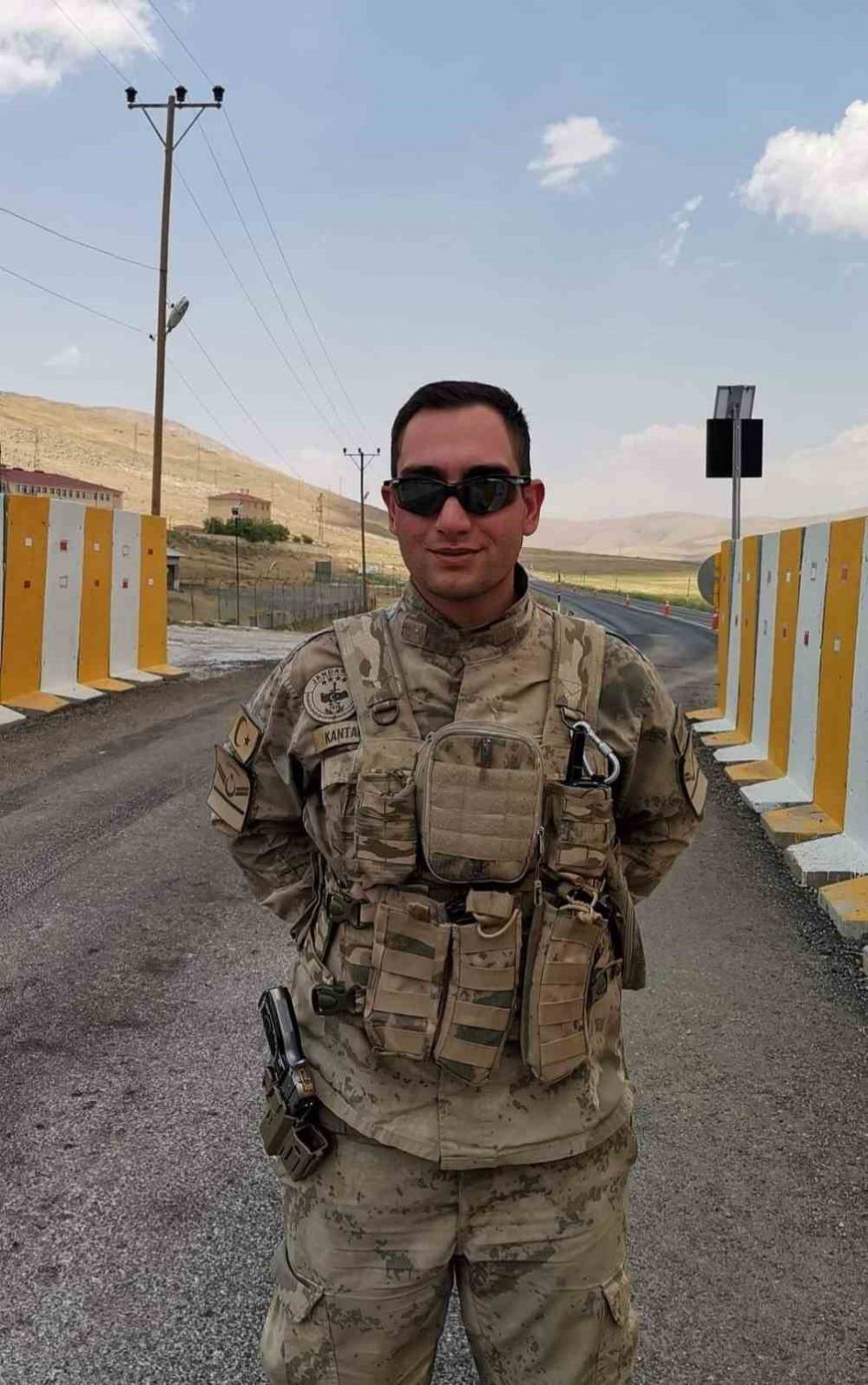 RİZE'NİN ÇAMLIHEMŞİN İLÇESİNDE GÖREVLİ OLAN 26 YAŞINDAKİ UZMAN ÇAVUŞ ÖMERHAN KANTAROĞLU, KARAKOLUN MİSAFİRHANESİNDE KALP KRİZİ GEÇİREREK HAYATINI KAYBETTİ