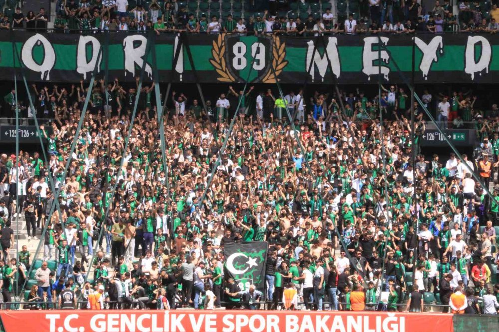TFF 2.LİG KIRMIZI GRUP'TA MÜCADELE EDEN LİDER KOCAELİSPOR 37. HAFTA KARŞILAŞMASINDA GMG KASTAMONUSPOR'U KONUK ETTİ. KOCAELİSPOR MAÇI 2-1 KAZANARAK MATEMATİKSEL OLARAK ŞAMPİYONLUĞUNU İLAN ETTİ