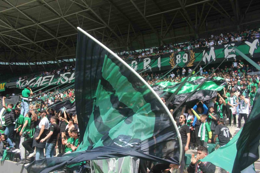 TFF 2.LİG KIRMIZI GRUP'TA MÜCADELE EDEN LİDER KOCAELİSPOR 37. HAFTA KARŞILAŞMASINDA GMG KASTAMONUSPOR'U KONUK ETTİ. KOCAELİSPOR MAÇI 2-1 KAZANARAK MATEMATİKSEL OLARAK ŞAMPİYONLUĞUNU İLAN ETTİ