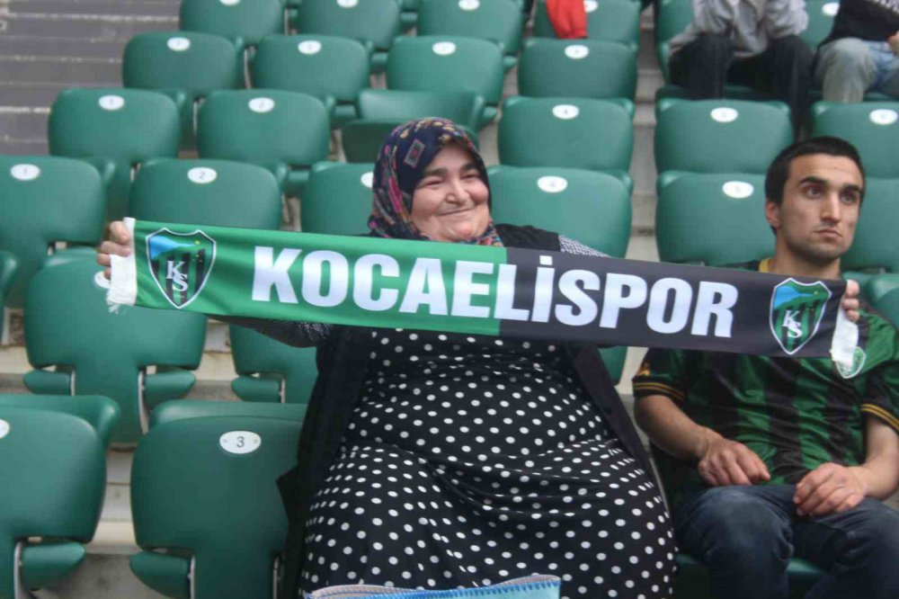 TFF 2.LİG KIRMIZI GRUP'TA MÜCADELE EDEN LİDER KOCAELİSPOR 37. HAFTA KARŞILAŞMASINDA GMG KASTAMONUSPOR'U KONUK ETTİ. KOCAELİSPOR MAÇI 2-1 KAZANARAK MATEMATİKSEL OLARAK ŞAMPİYONLUĞUNU İLAN ETTİ