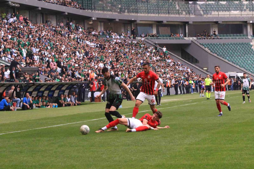 TFF 2.LİG KIRMIZI GRUP'TA MÜCADELE EDEN LİDER KOCAELİSPOR 37. HAFTA KARŞILAŞMASINDA GMG KASTAMONUSPOR'U KONUK ETTİ. KOCAELİSPOR MAÇI 2-1 KAZANARAK MATEMATİKSEL OLARAK ŞAMPİYONLUĞUNU İLAN ETTİ