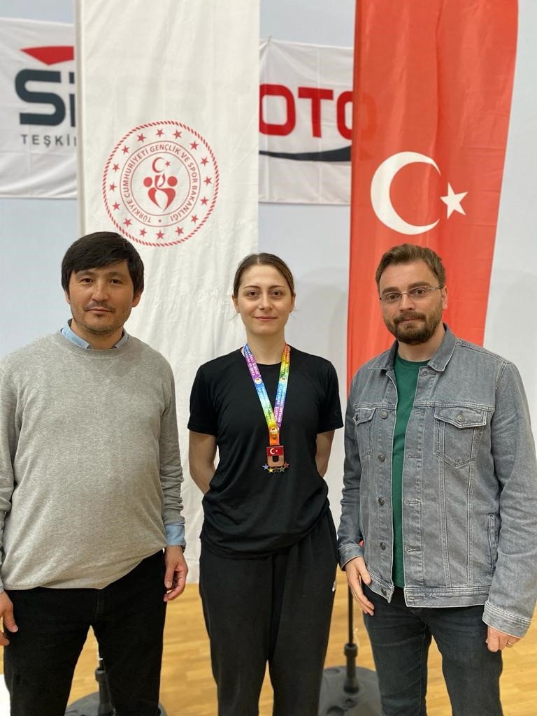 TÜRKİYE ÜNİVERSİTE SPORLARI FEDERASYONU TARAFINDAN DÜZENLENEN ÜNİLİG TAEKWONDO TÜRKİYE ŞAMPİYONASINDA BAYBURT ÜNİVERSİTESİ ÖĞRENCİSİ KÜBRA İYİ, KADINLAR 73 KG SIKLETİNDE TÜRKİYE 3.'SÜ OLARAK BRONZ MADALYA KAZANDI