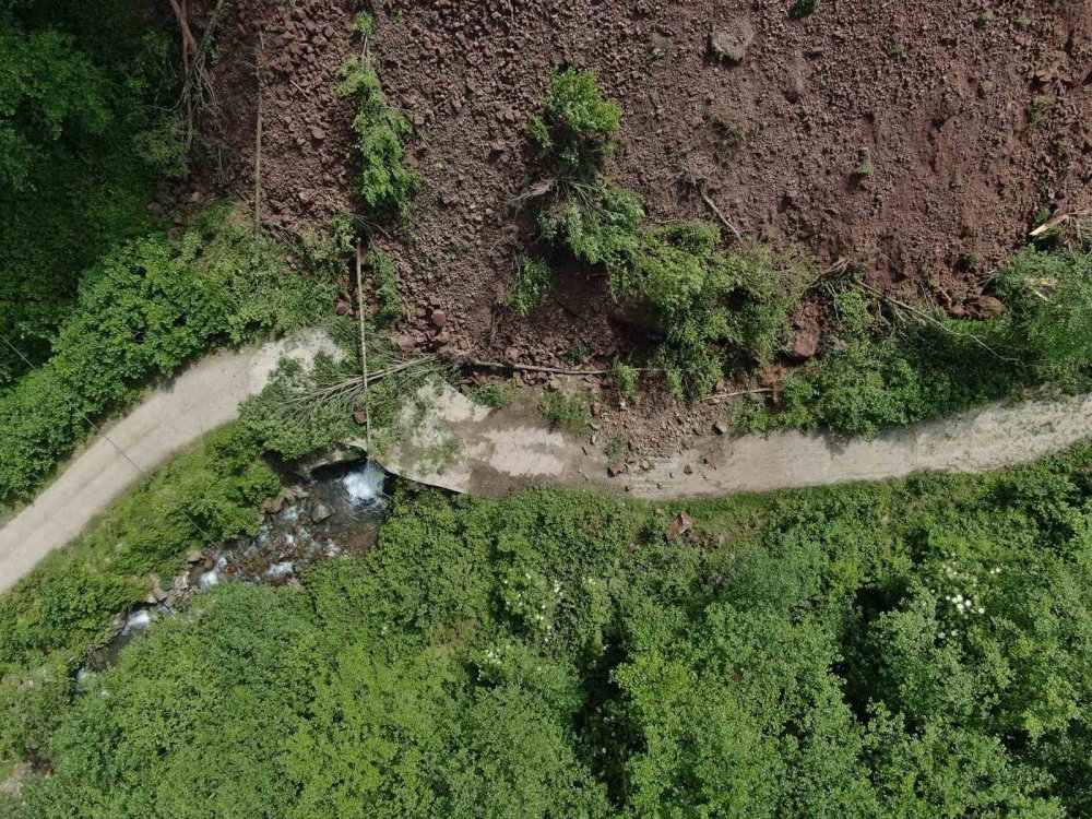 1996 YILINDA MEYDANA GELEN HEYELAN SONRASI AFET BÖLGESİ İLAN EDİLEN TRABZON'UN DERNEKPAZARI İLÇESİNİN AKKÖSE MAHALLESİ YILLAR SONRA TEKRAR HEYELAN TEHDİDİ İLE KARŞI KARŞIYA KALDI